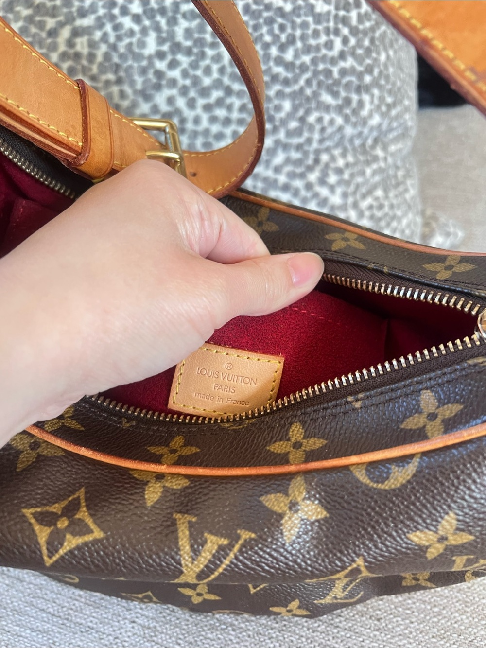 Louis Vuitton Croissant MM Signature Monogram Shoulder Bag - Picture 11 of 15